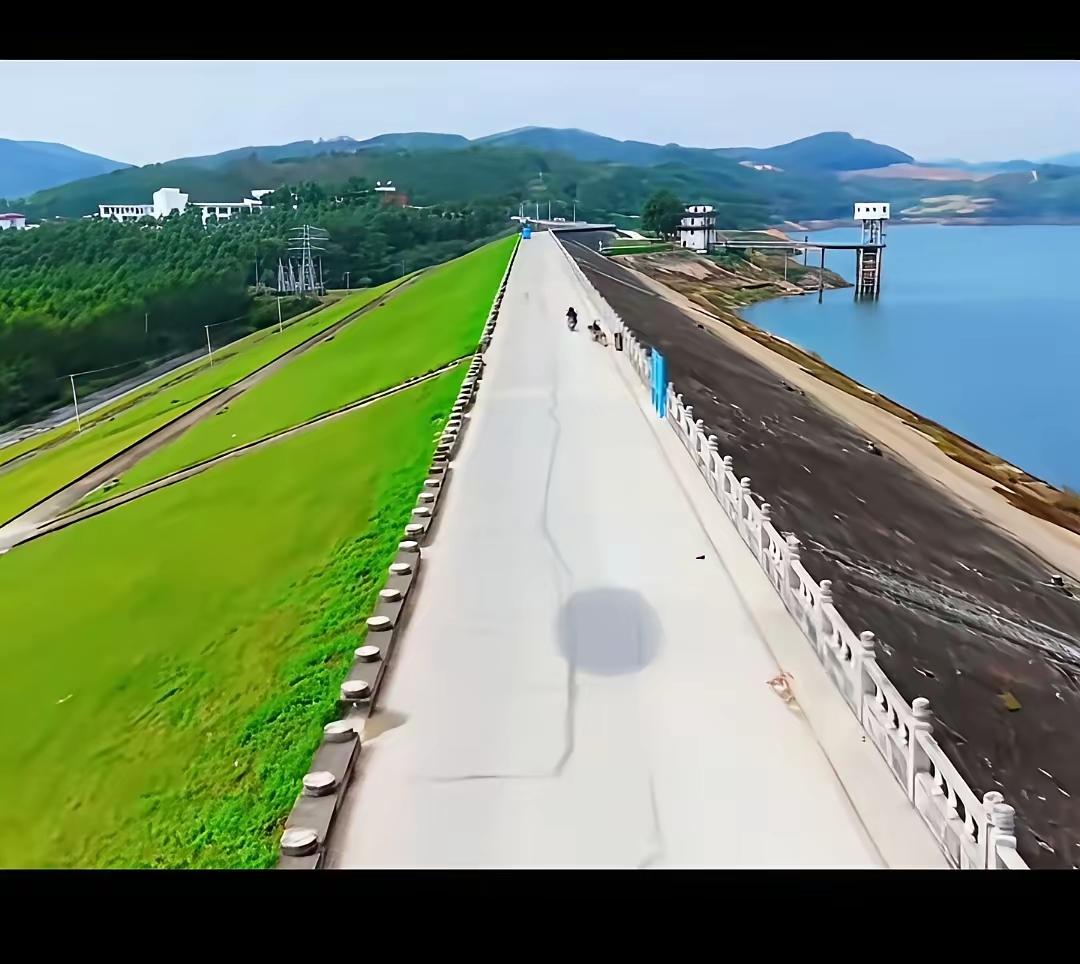 这种土坝最怕漫坝，
因为另一面都是土坡。
要解决其实很容易，
另一面也贴上水泥面