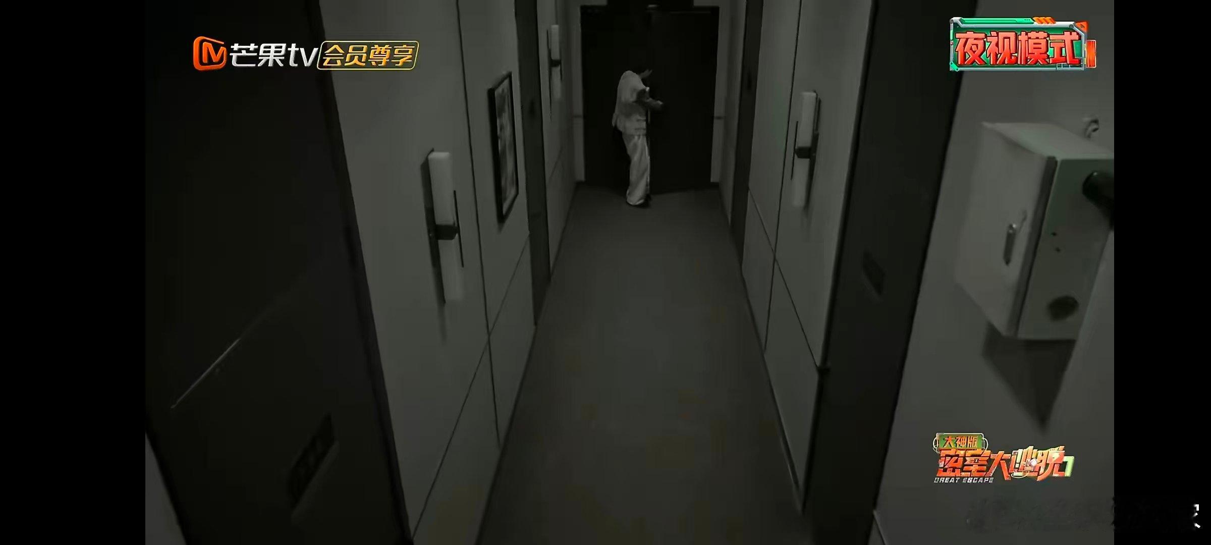 文韬轻松拿捏单线任务 密室大逃脱大神版单线韬闪亮出击，实力不容小觑！文韬面对黑灯