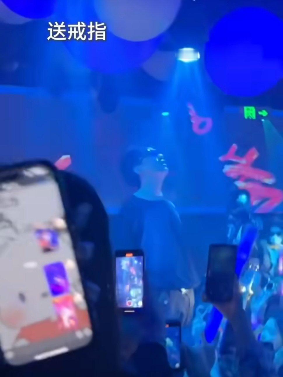 李明德送衣服送戒指送项链 李明德去酒吧给观众又是送衣服、送戒指、送项链的，这是倒