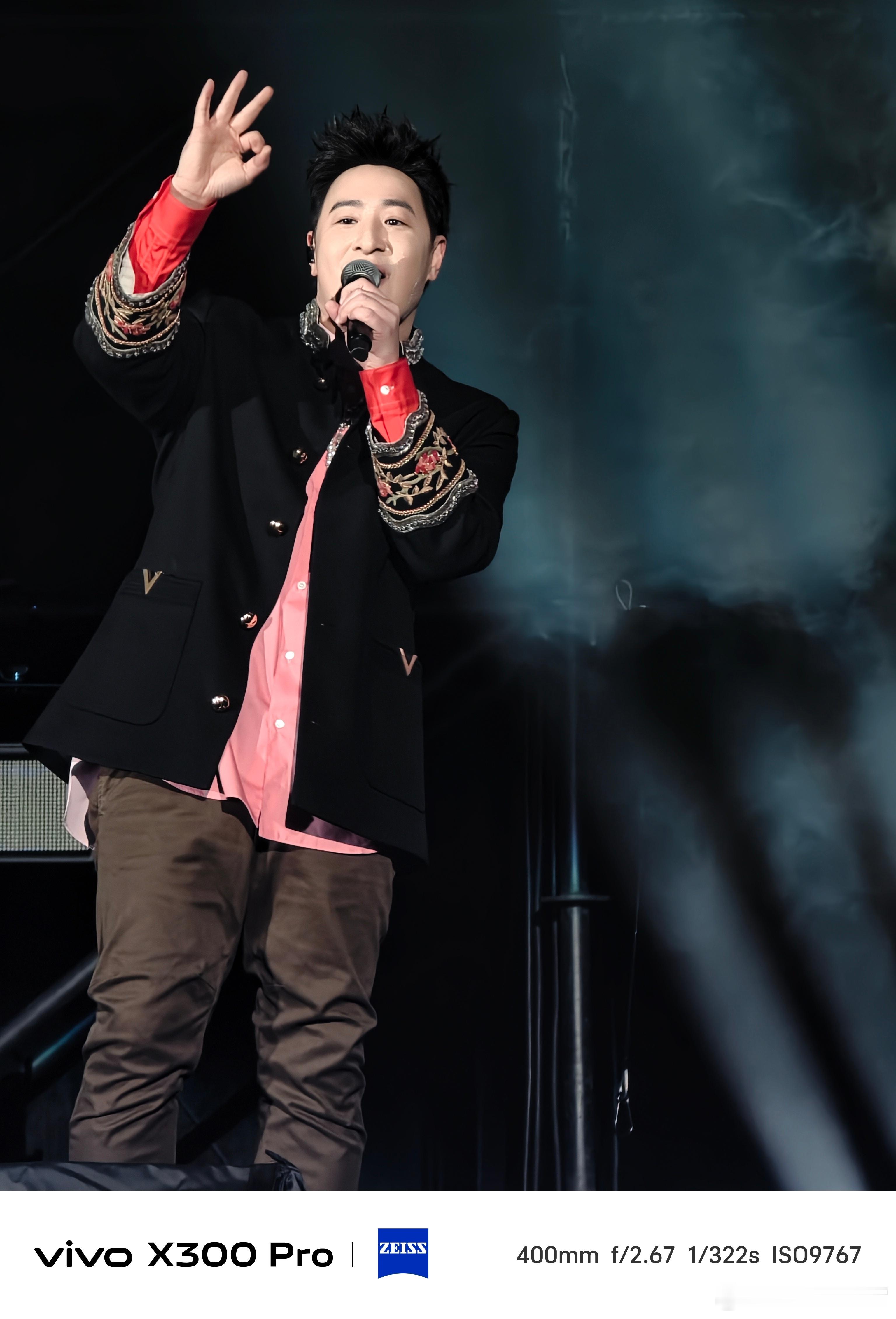 看演唱会还得搭配增距镜，来感受下昨晚潘玮柏“狂爱2.0”拍的图，有X200 Ul