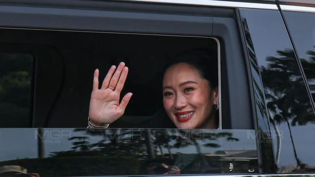 佩通坦这总理当的多少有点窝囊。据泰媒报道，泰国公布前总理佩通坦卸任时与丈夫皮托及