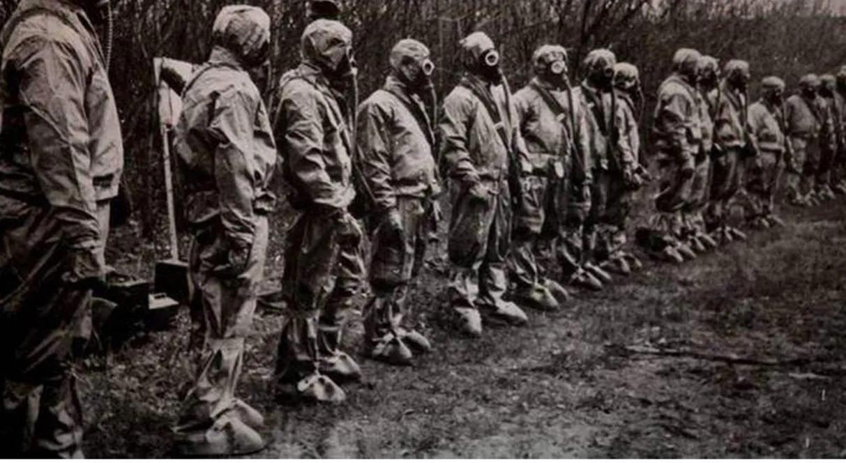 1984年，切尔诺贝利核泄漏事件中，苏联的几名勇士们穿着防护服，准备进入核辐射最
