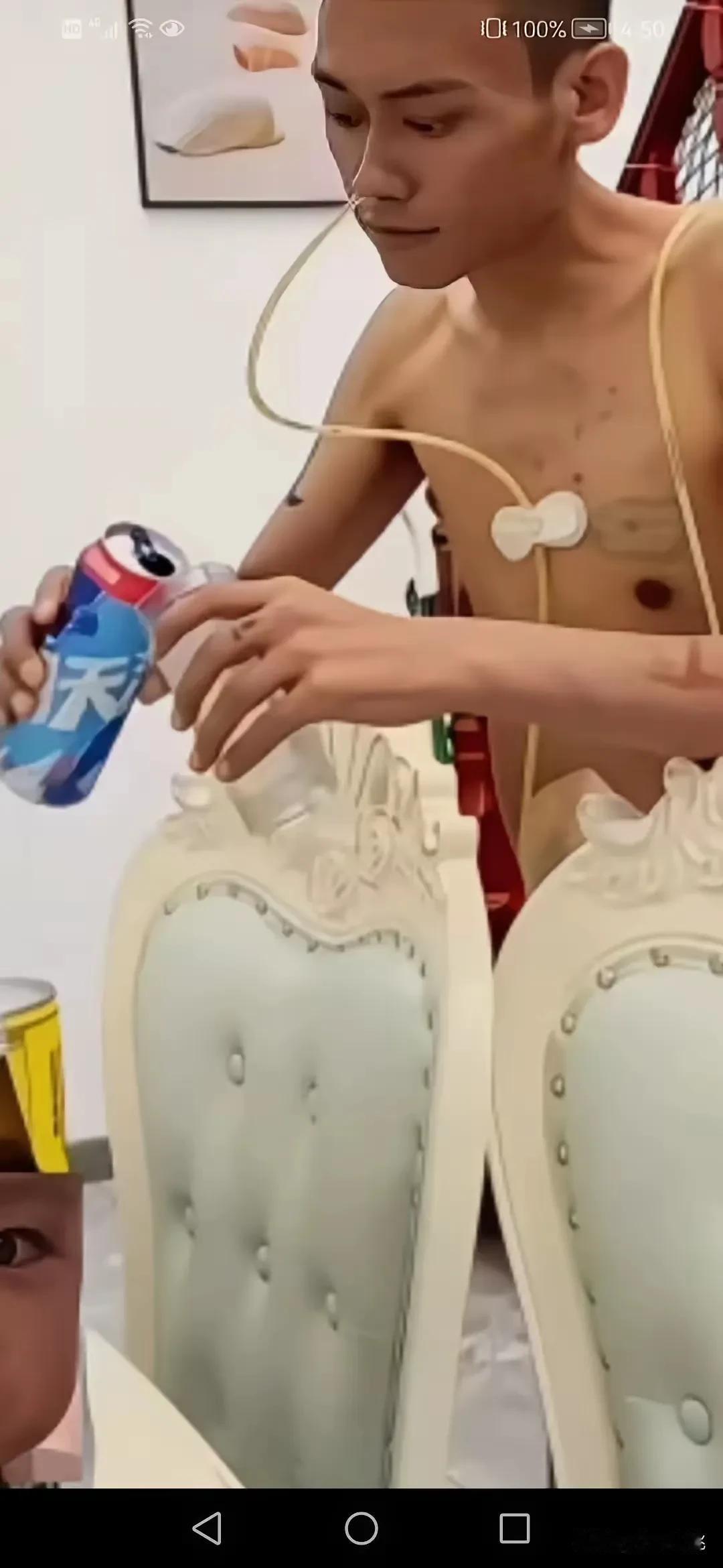 想开了！身患癌症晚期的男子，身上插着管子，手里拿着啤酒，喝了起来。医生不让喝酒，