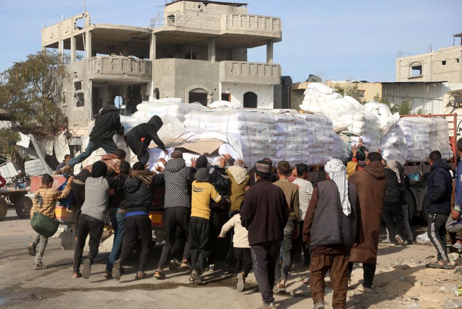 加沙寒冬终迎曙光！艾伦比口岸重启，援助物资将缓解民众生存困境。

寒冬里的加沙终