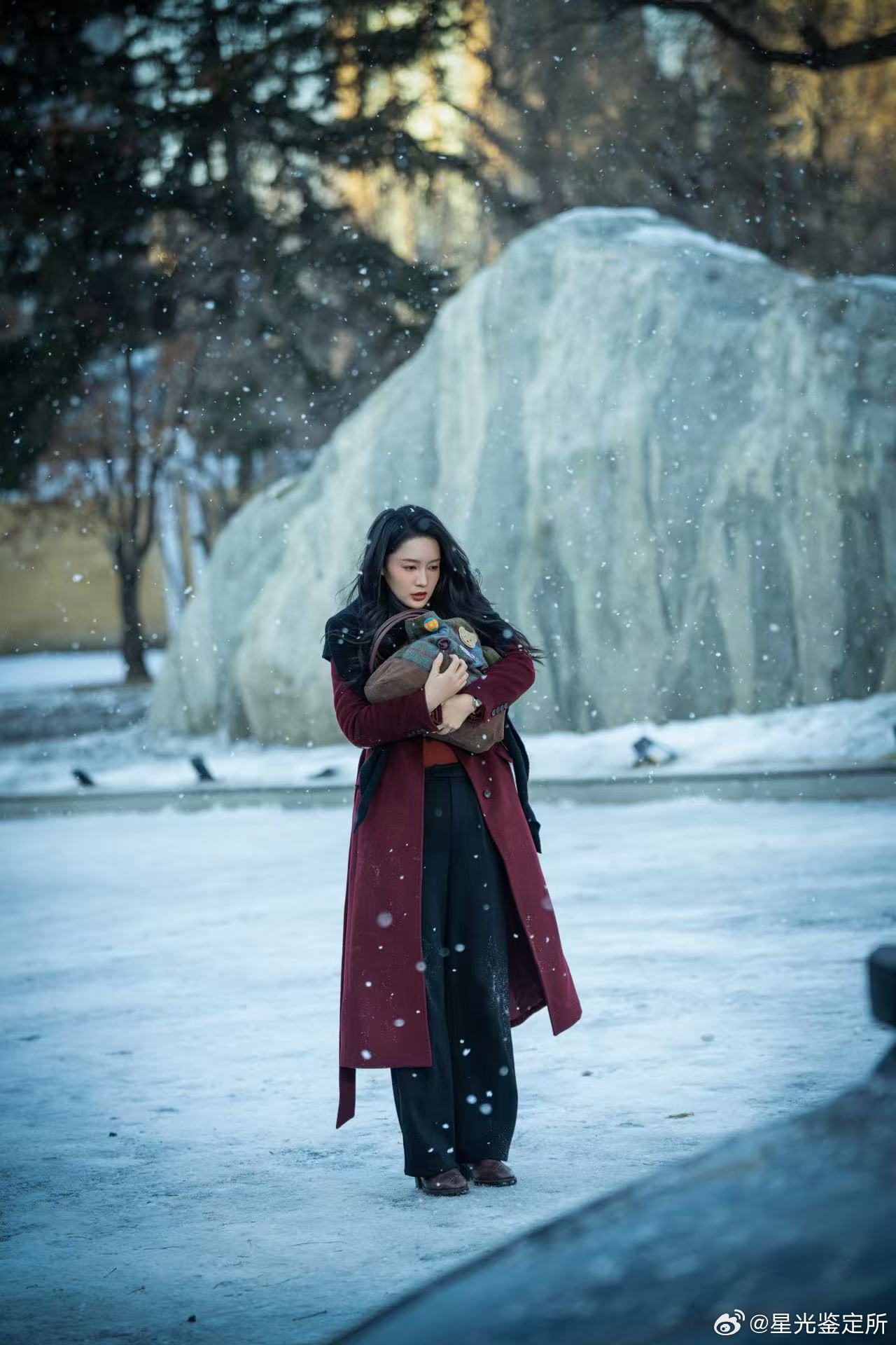 刘诗诗李沁新剧双女救赎醉梦大结局 雪梅攥着瓶盖冻死在长椅上，被骂了十几年叛徒。乐