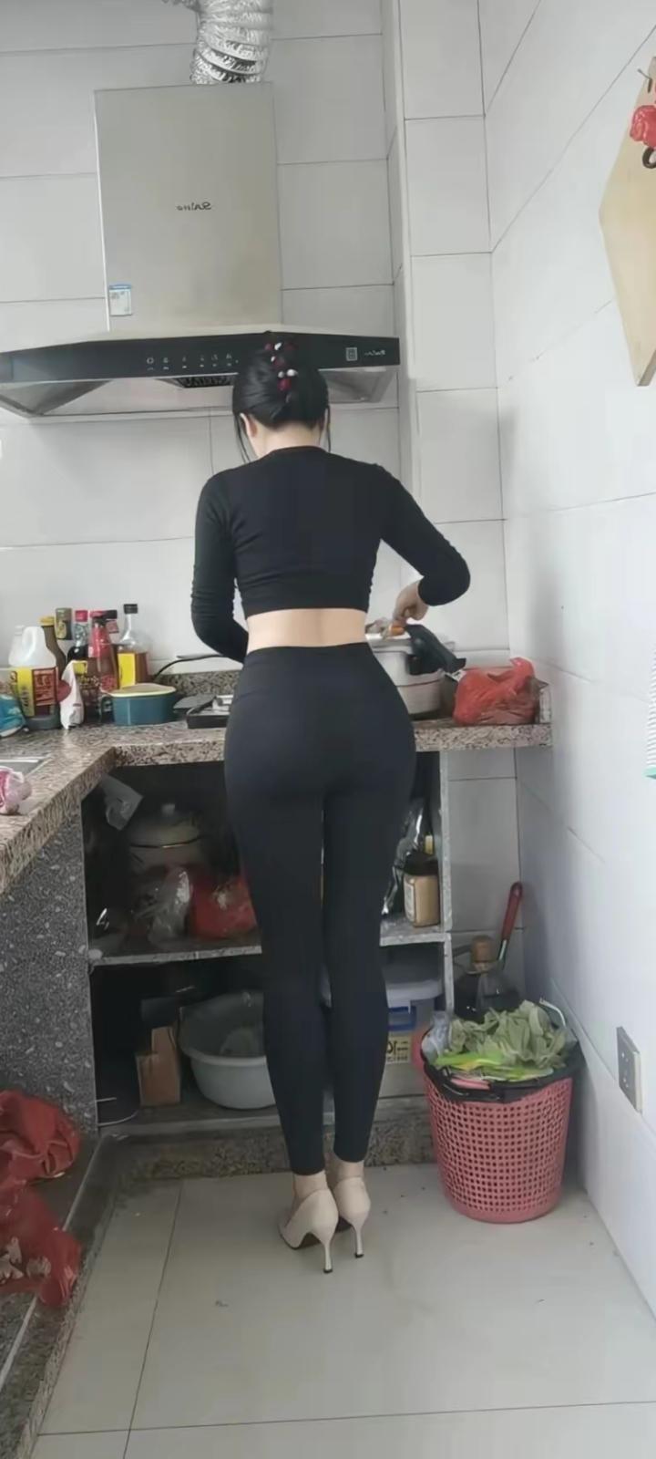 ，下联你来对

试对；

地里耕田汉
陌上放牛郎

******

地里耕田汉