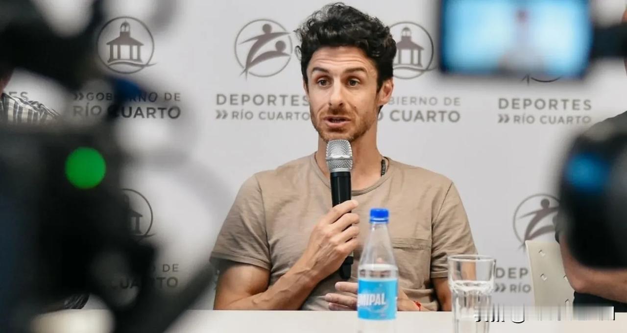 艾马尔作为阿根廷国家队助教参加了阿根廷四河市的一个足球培训研讨会，和现场的300