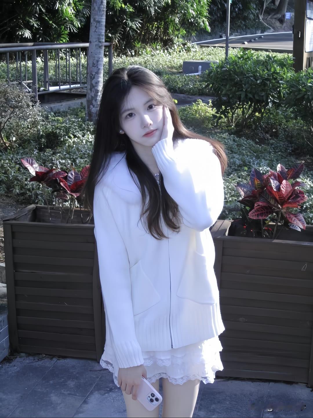 脑海中瞬间浮现出一幅绝美画面：白衣少女轻倚栏杆，四周绿意盎然，那鲜活的绿衬得少女