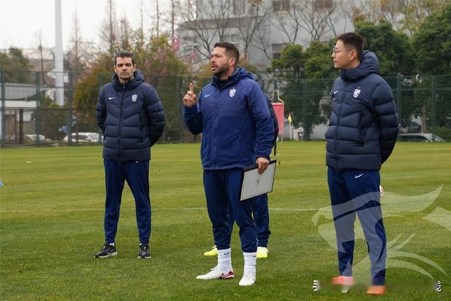 武汉三镇，在新的赛季里越来越好[比心][鼓掌]