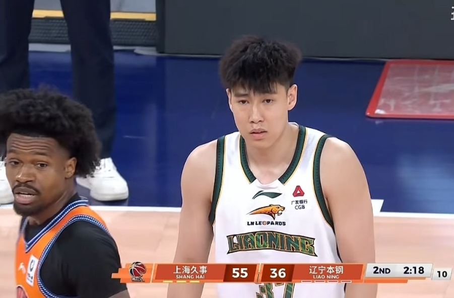 李虎翼空位三分不进，传球不看人失误，还有球迷说培养李虎翼？培养逆嘛笔呀？没运控能