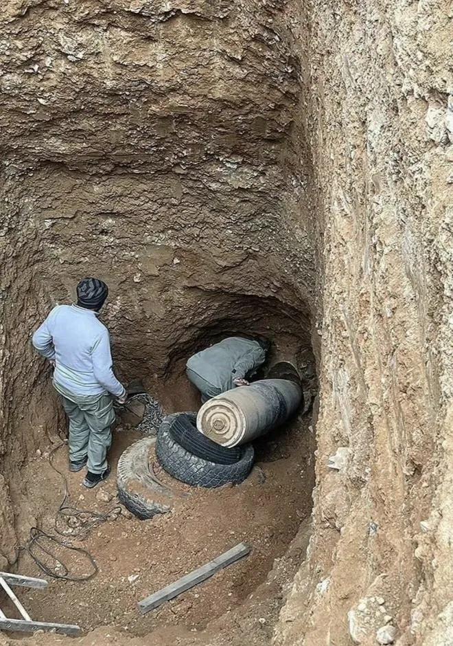 伊朗首都德黑兰，人们齐心合力，清除一枚未爆炸的美军MK84炸弹。引信肯定是先拆了