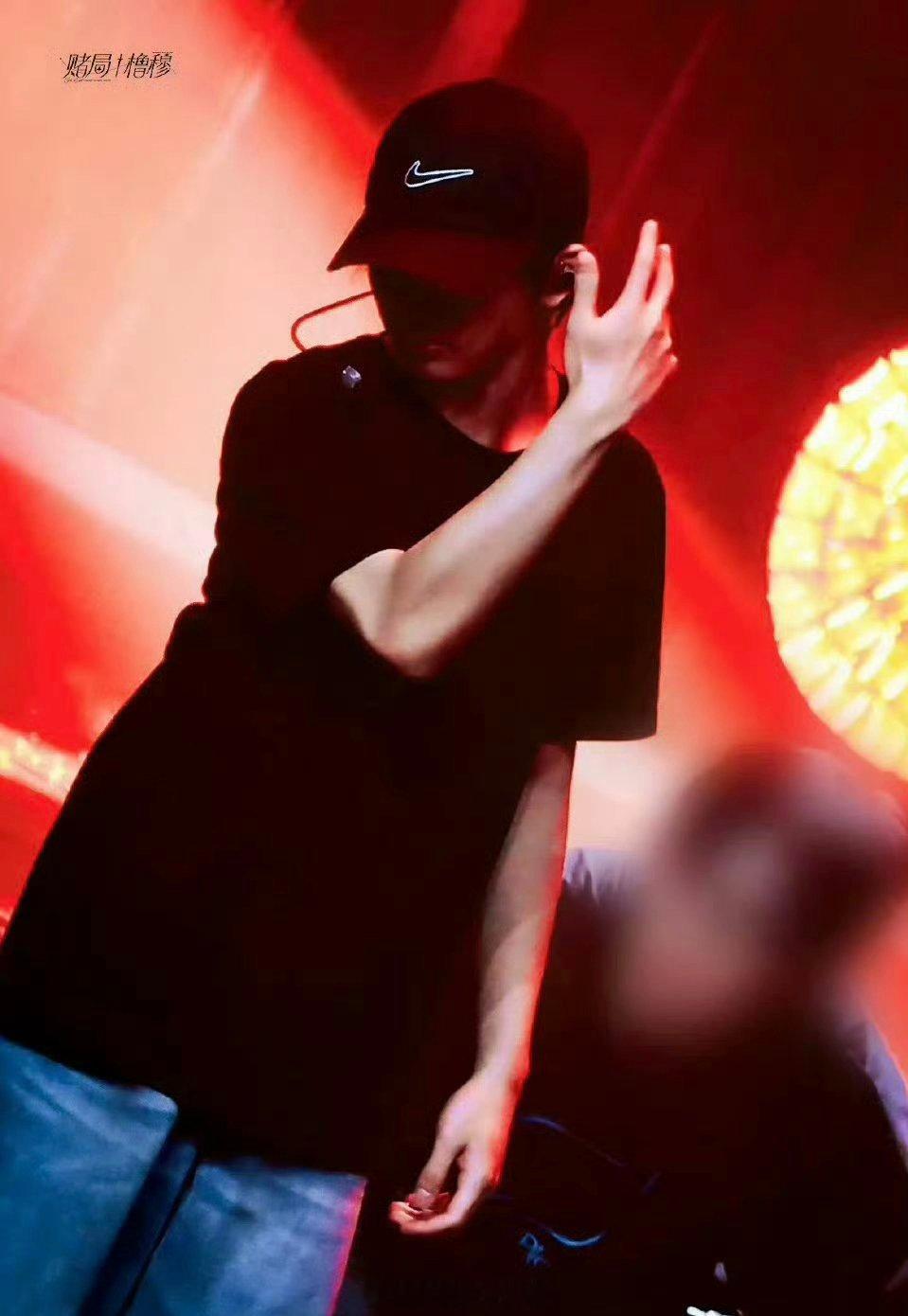 王橹杰、穆祉丞荣耀之战演唱会彩排图，你期待谁的舞台？ 