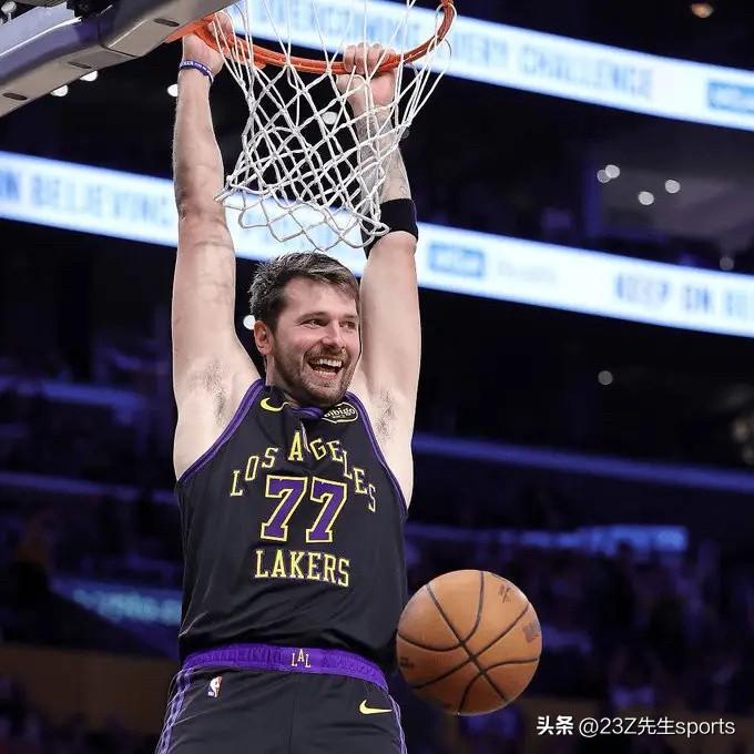 东契奇本场比赛斩获的记录如下：

1. 东契奇用513场拿到15000分，位列历