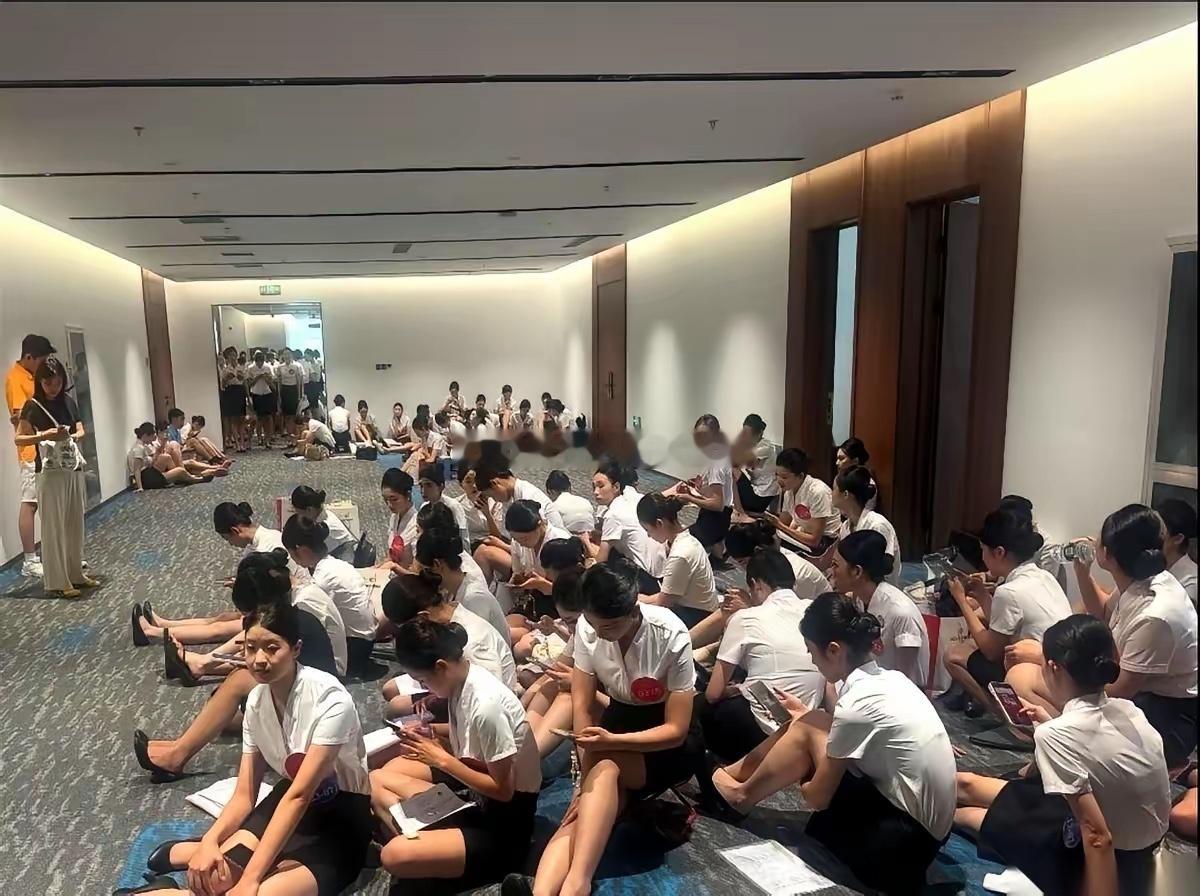 满地都是无处安放的大长腿，和精致到头发丝的妆容。但她们，全都在冰冷的大理石地砖上