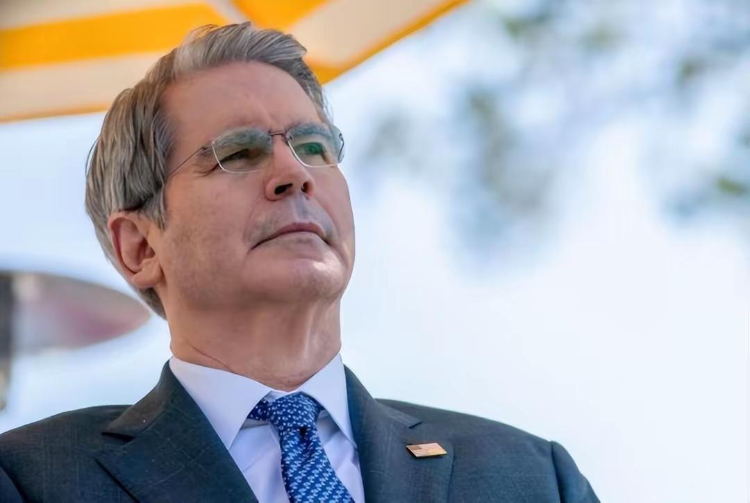 这个假男人说，一旦中国在稀土问题是“出尔反尔”，美国就对中国加征关税。出尔反尔，