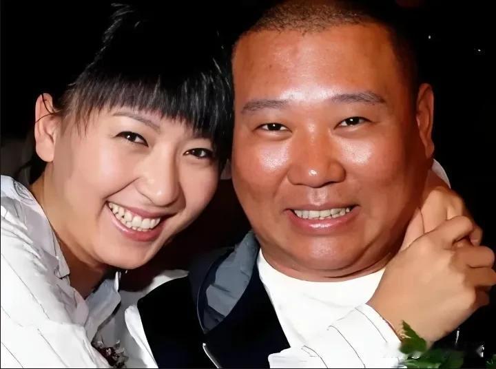 原来，闫学晶和郭德纲也很熟呀！也是，小品和相声从来都不分家，看两人笑得都很开心，