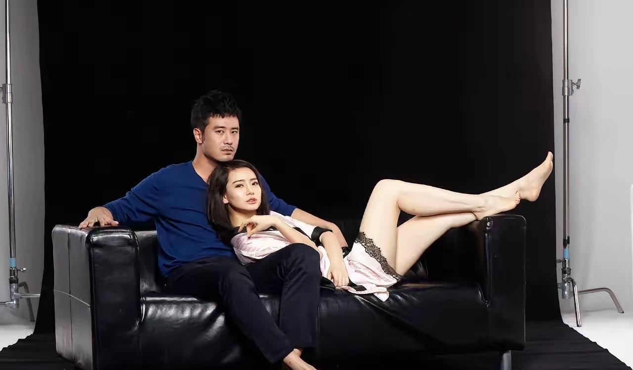 “就因为一个坐姿，我连夜把墙头海报全撕了！
”
别笑，真事。
昨晚红毯直播，镜头