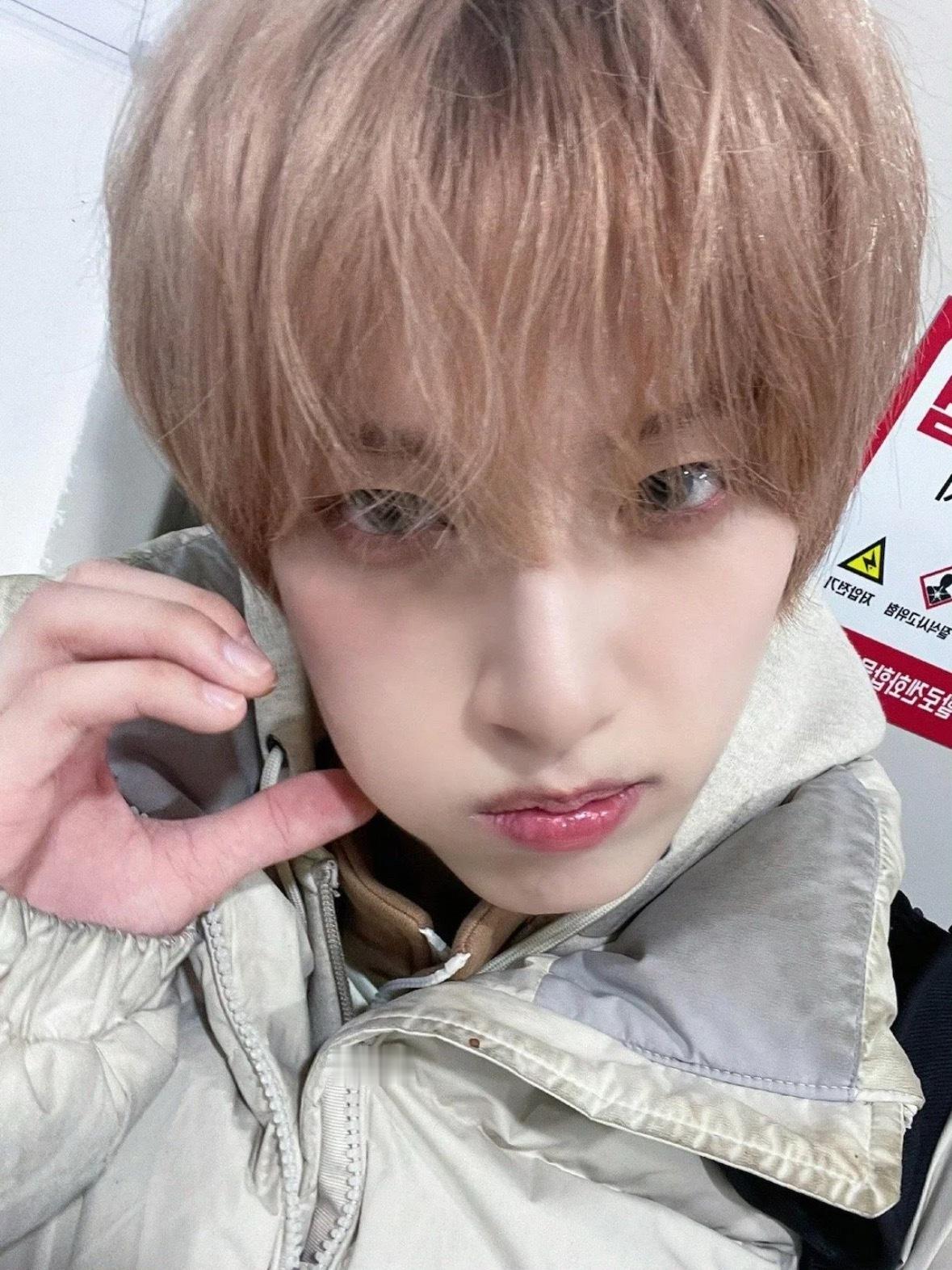 masato的衣领和袖口都包浆了 