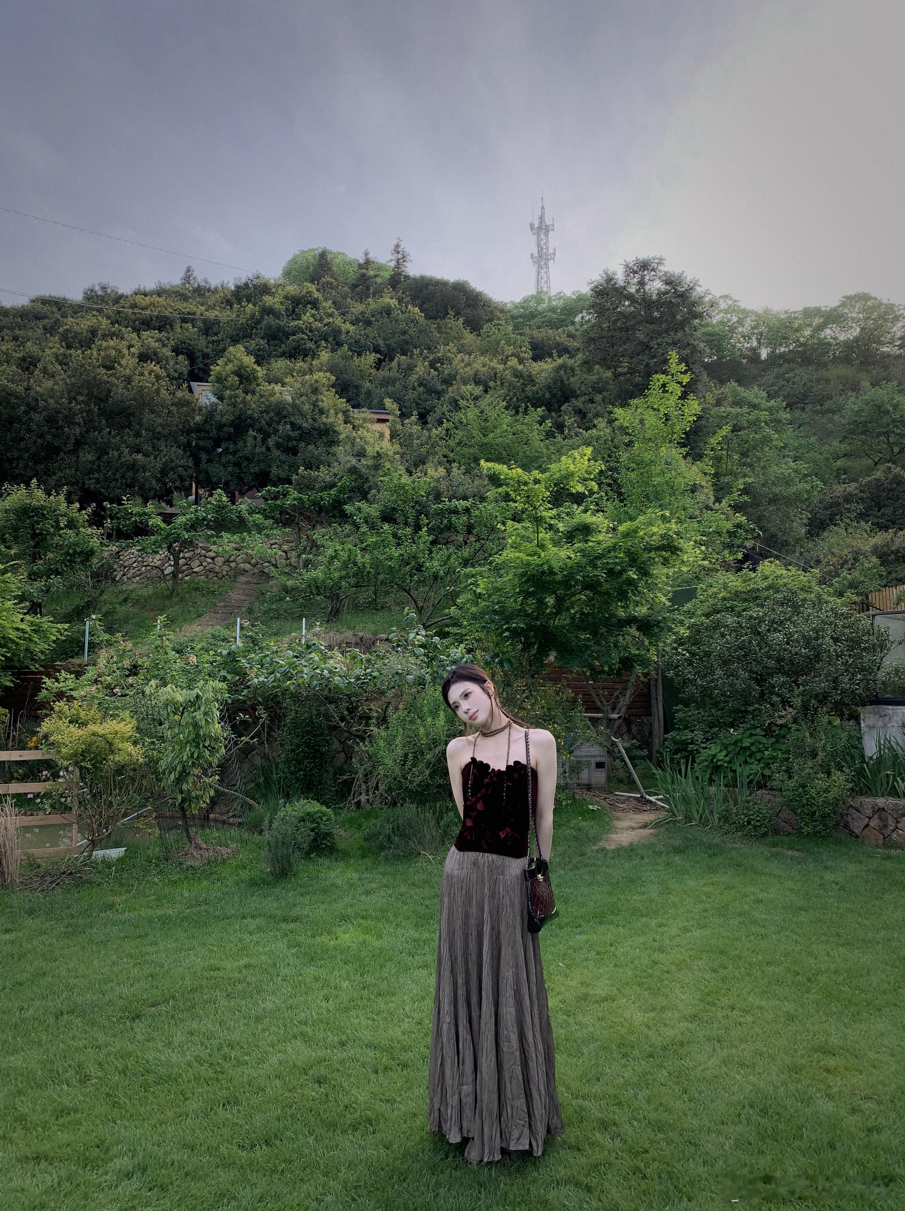 我的vintage丝绒抹胸花边都是全手工做的 很小众挑人的一件不过我喜欢！秋天配