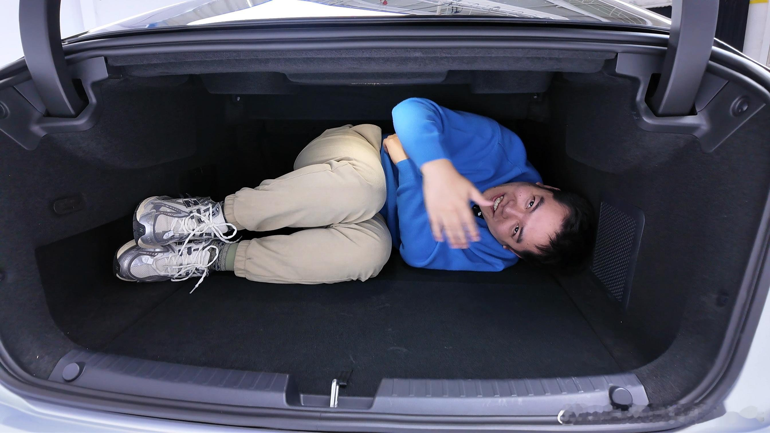 我和疯膜哥又一起来研究铂智7了这后备箱，装两个我应该没问题。至于那位竞品车型，我