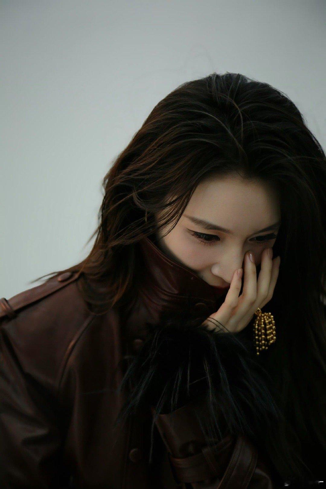 隆妮让高智文女主有脸了 隆妮这组杂志大片杀疯了！黑纱裙慵懒疏离，斑纹毛绒外套气场