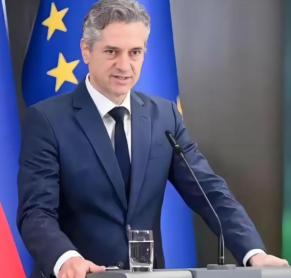 比利时首相说：“人人都想加入欧盟，没人想加入中国。
 
说白了，这一观点完全是其