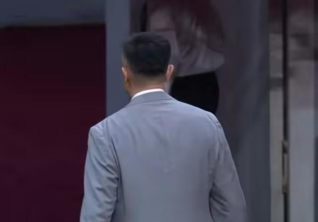 广东惨遭大败，杜锋盛怒不已！朱芳雨暖心与徐昕握手CBA季后赛里，广东以76-93