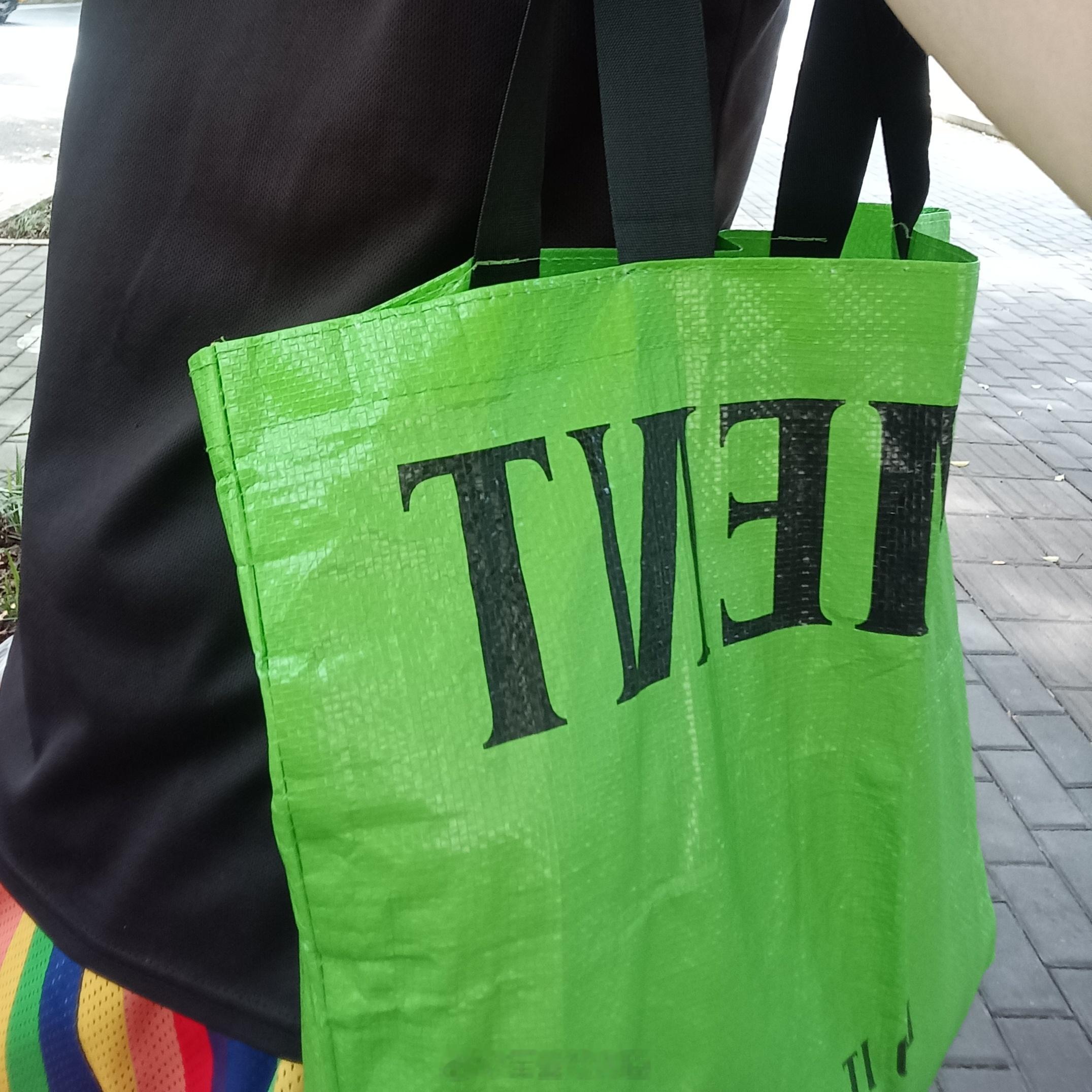 中午挎着五块钱的买菜袋撑伞出门，被一个穿防晒服正在解锁电驴的大姐用毫不掩饰的极其