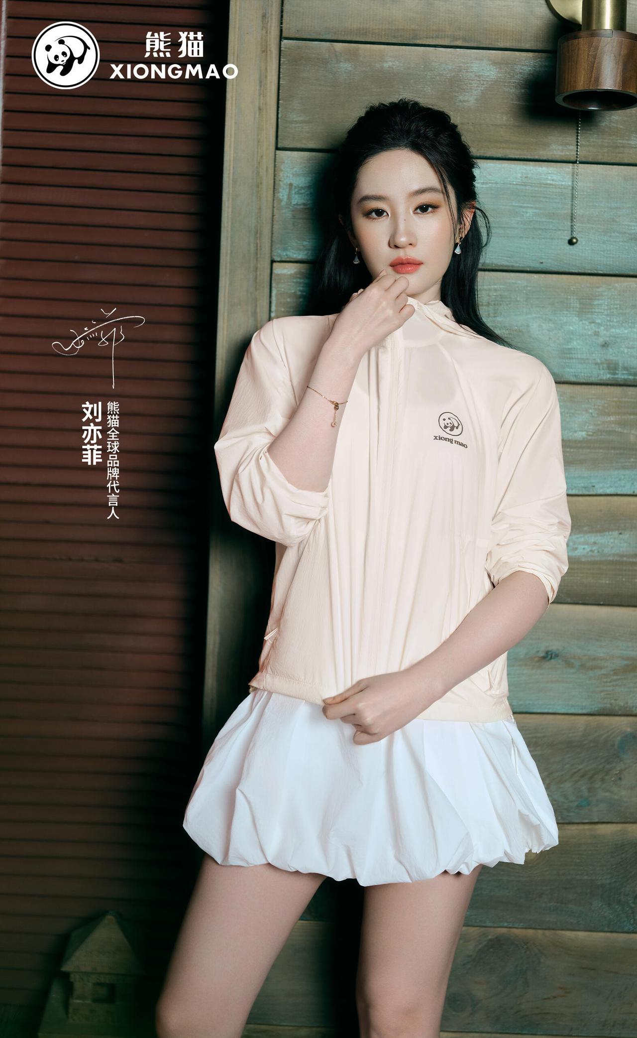 同样一件衣服，感觉刘亦菲这次真的被打败了，张予曦更加明媚一些。