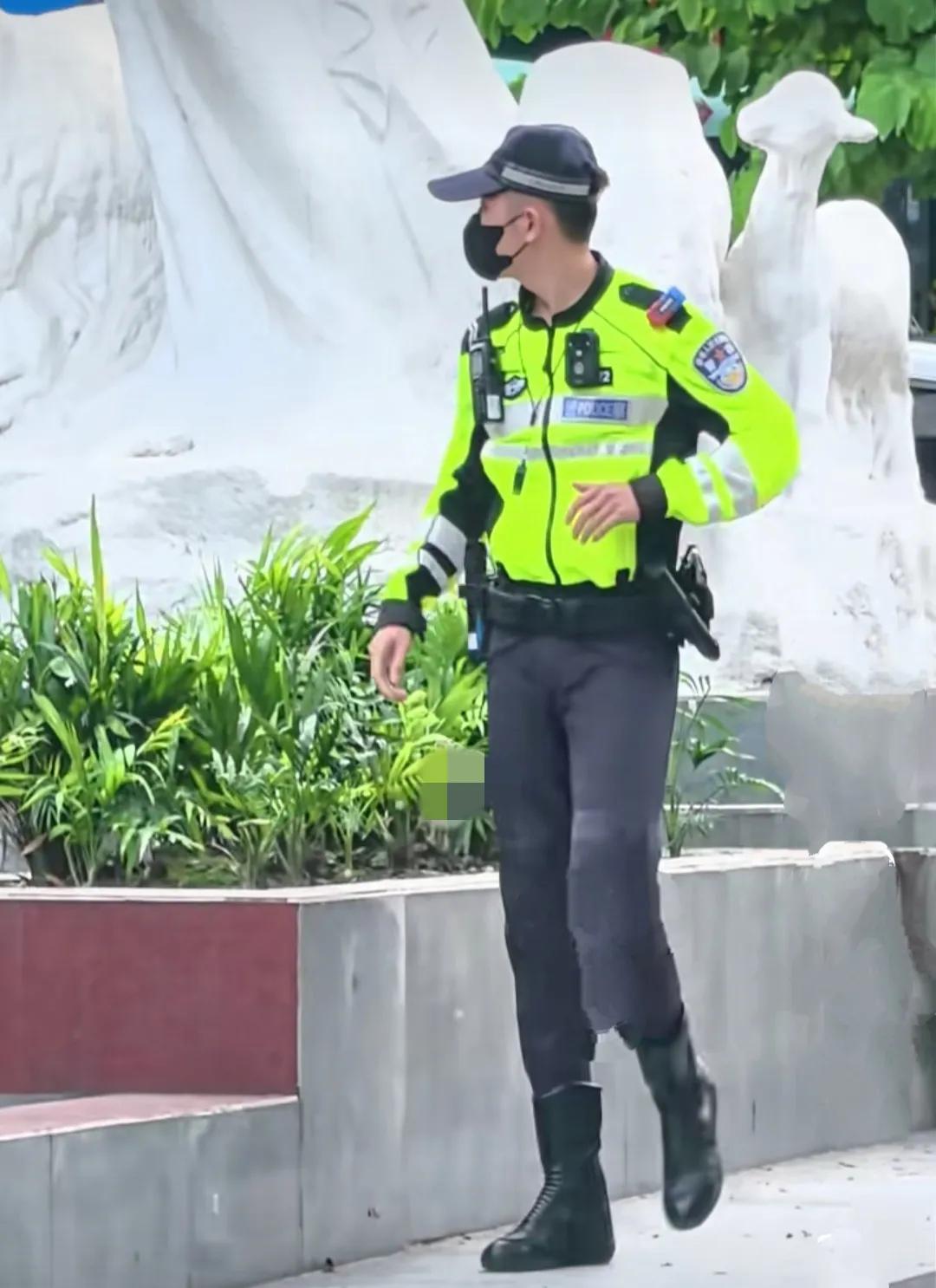 大长腿的陈俊最帅！还是这条裤子显的人高大帅气，把整个人气质都完美的呈现，这样的陈