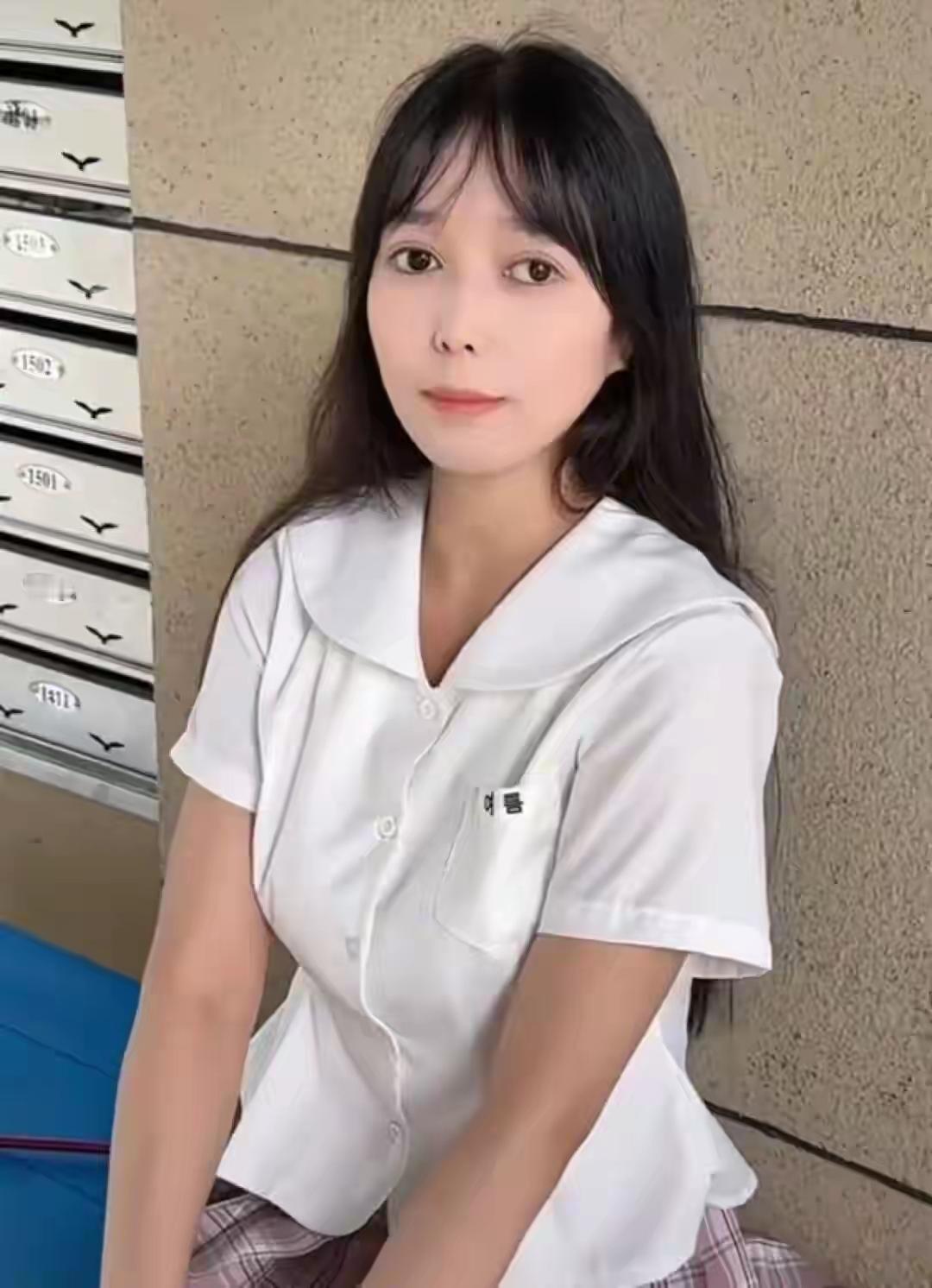我甚至怀疑那个盲人网红，抱抱盲兔的视力也是可疑的！他她一个盲人，竟然能够出现在全