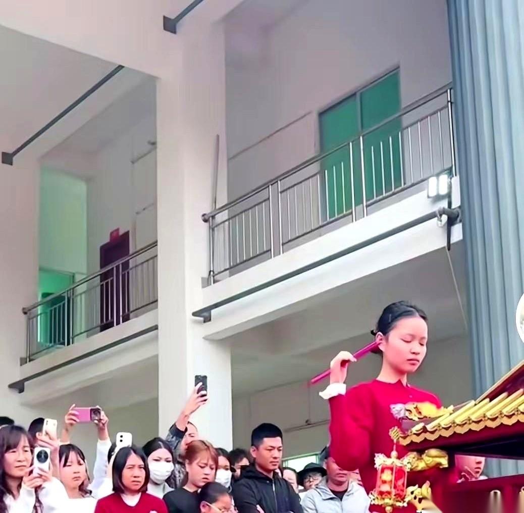 连着八次，妈祖都说“不”。
整个场子，空气都快凝固了。
第九次，“啪”一下，成了