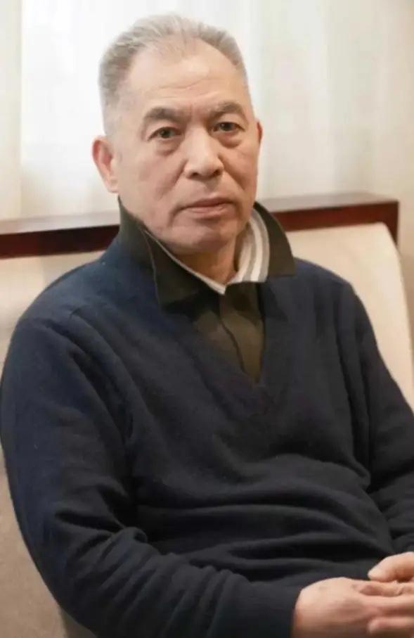 著名作家梁晓声的小姨20多岁时，未婚怀孕，誓死不说孩子的父亲是谁，最后被开除，生
