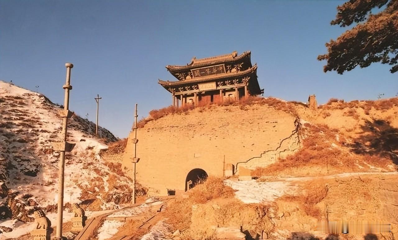 雁门关石头上刻着个“天”字，谁也没当回事，可它站了四百多年。
1948年叶子龙蹲