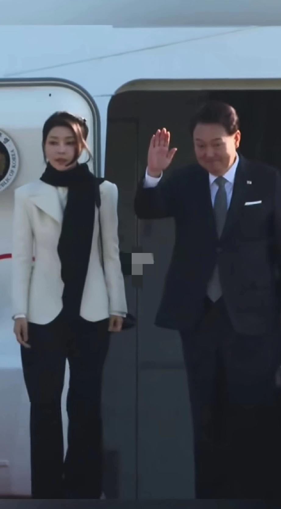 当韩国总统真是高风险职业，捧他们的时候在天上，稍有不慎瞬间掉到地狱。
曾经风光无