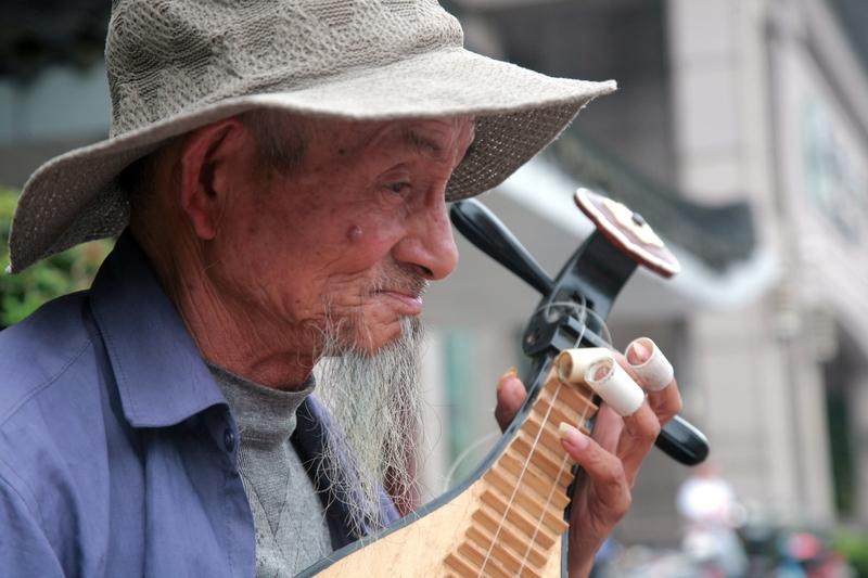 老百姓的快乐其实很简单。就像成都人，有着慢生活的智慧。清晨起来到茶馆一坐就是一天