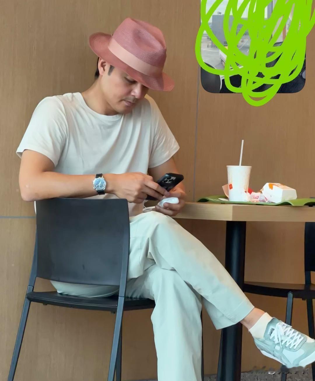 46‌‍岁明道在上海‍⁠某家餐馆﻿吃汉堡配奶茶，被网友偶遇‍‎。‌﻿当天他穿搭挺