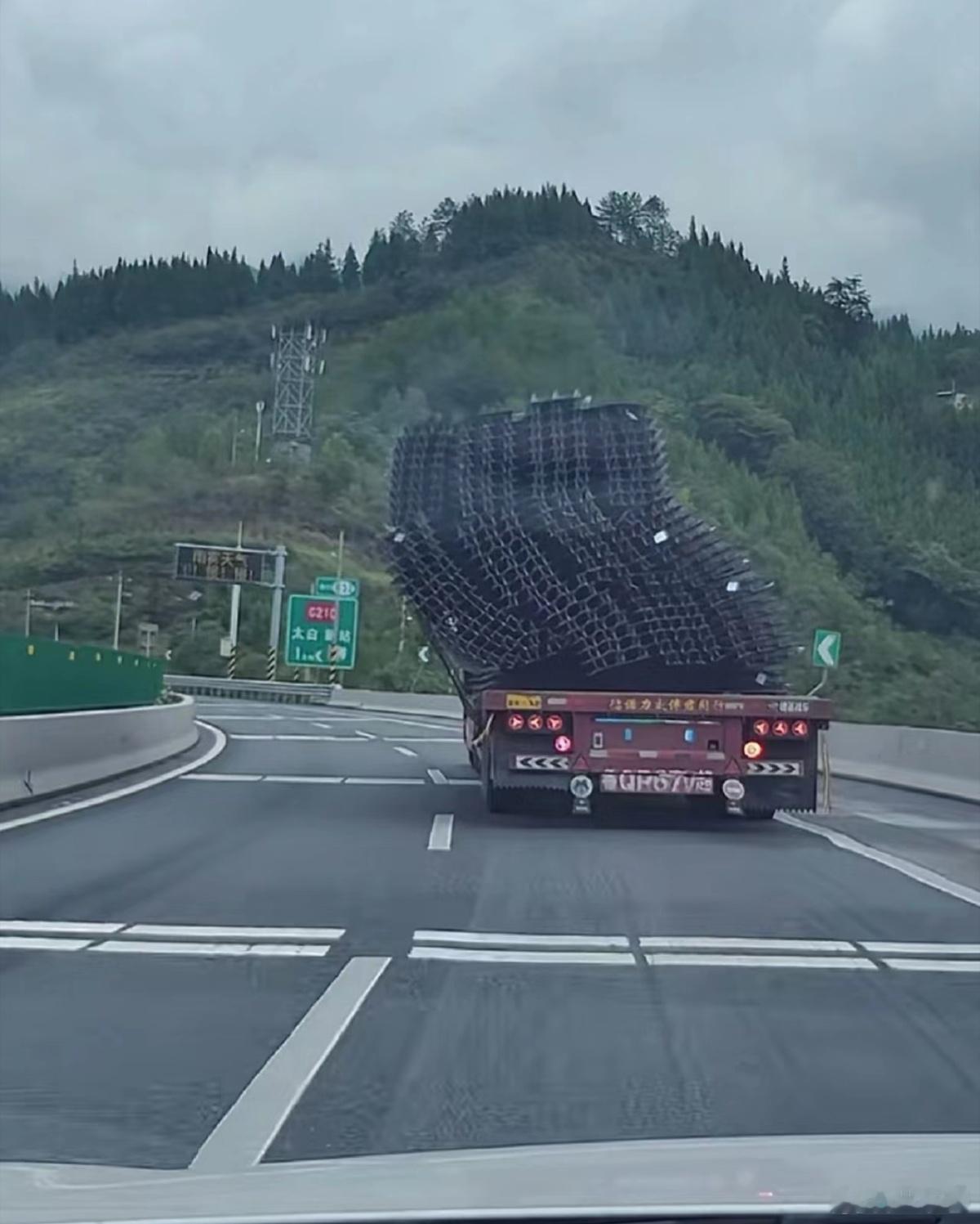 高速遇到这种货车，你敢超车吗[拜拜] 
