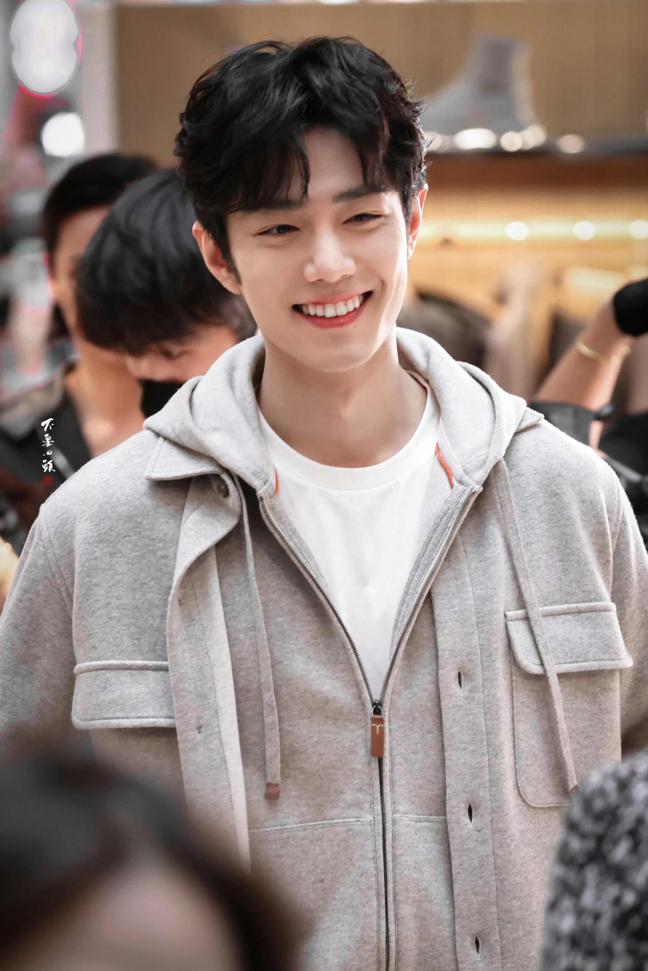 肖战这人真的挺特别的——明明已经34岁，状态却好得像二十出头。最近他在澳门参加活