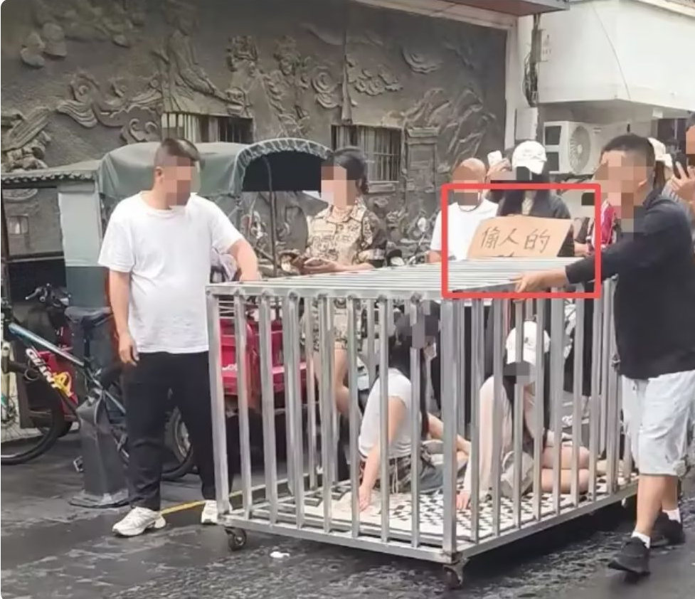 两女子被关猪笼游街，警方出警带走调查，发现是网红PK输了 
