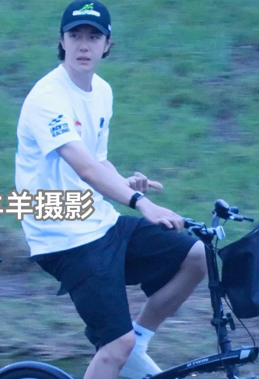 呜呜呜呜……漂酿的宝宝博骑车车[爱你][爱你] ​​​
