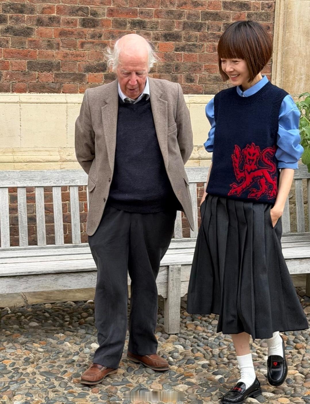 鲁豫现身英国剑桥，56岁仍有少女感，穿搭也非常好看！ ​ ​​​