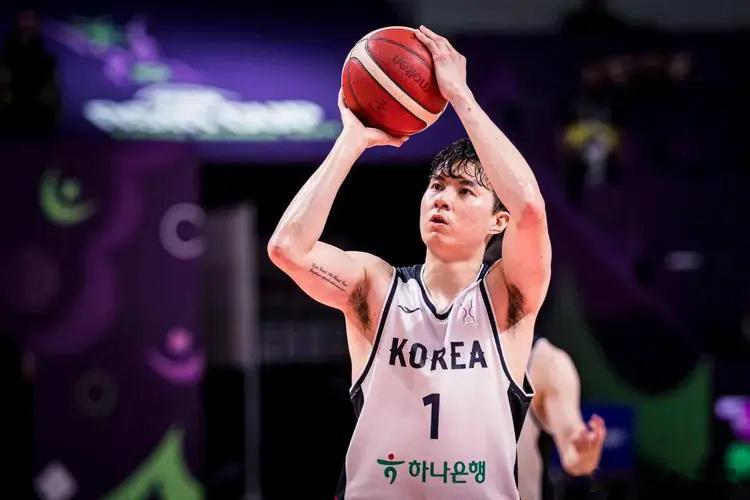 为打亚洲杯放弃NBA，他还要被韩国人骂        在这届亚洲杯的赛场上，李贤