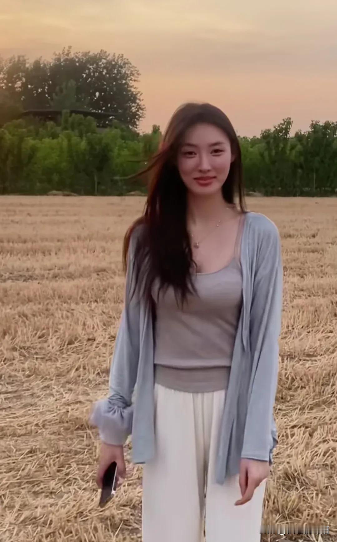 美人如花，笑傲机场。