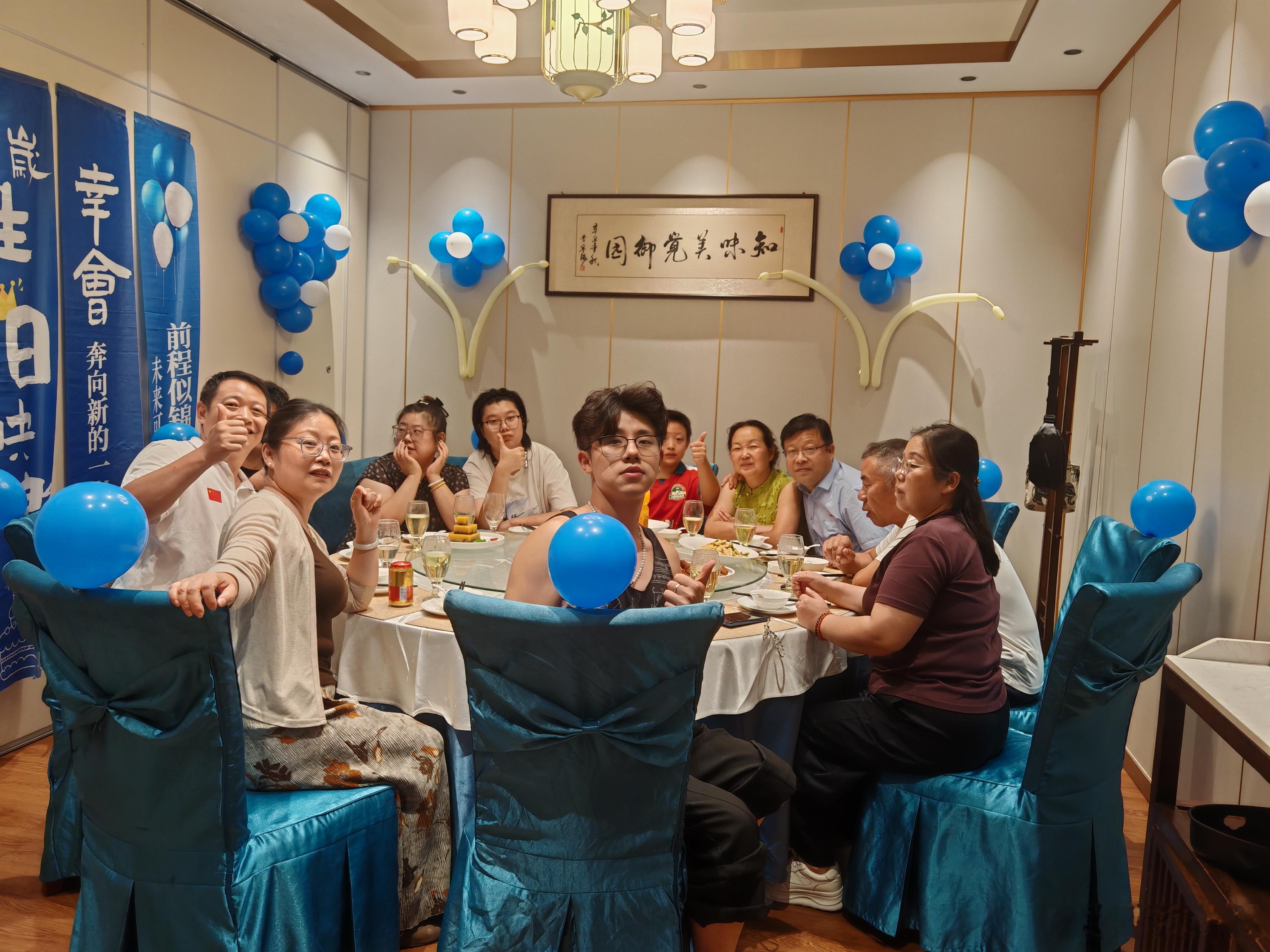小伙子，生日快乐！老爸这段时间太忙了，陪你时间有限……接下来，陪你嗨几天