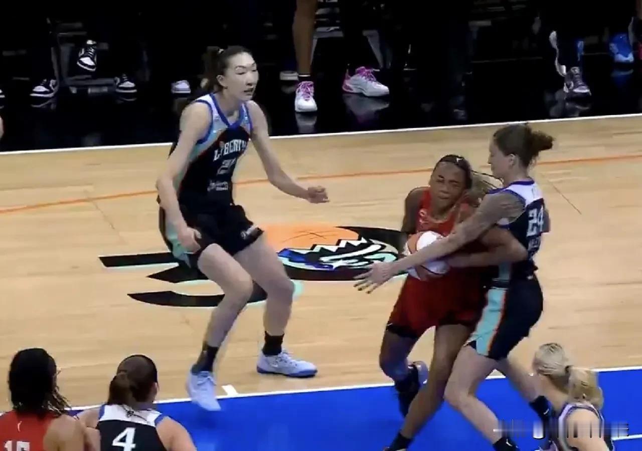 WNBA季后赛战报，韩旭替补8分钟贡献3分2板1助攻1盖帽，自由人客场不敌梦想，