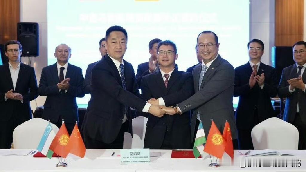 重磅新闻！12月17日，中吉乌铁路建设协议已在比什凯克正式签署。

这是中亚地区