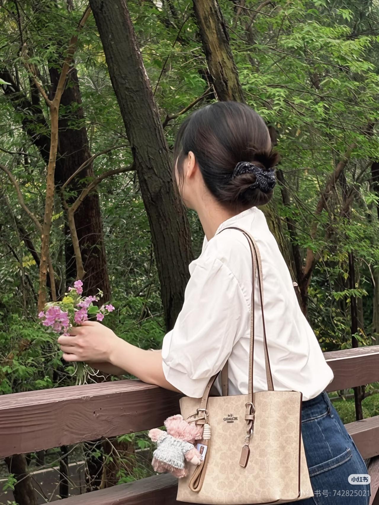 花间一壶酒，对酌意悠悠。