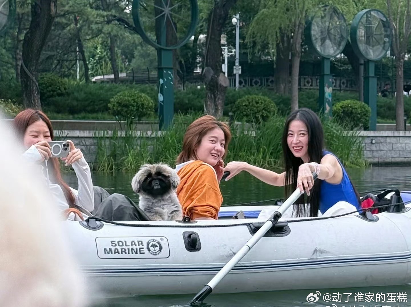 周雨彤带着没星味的朋友比美
