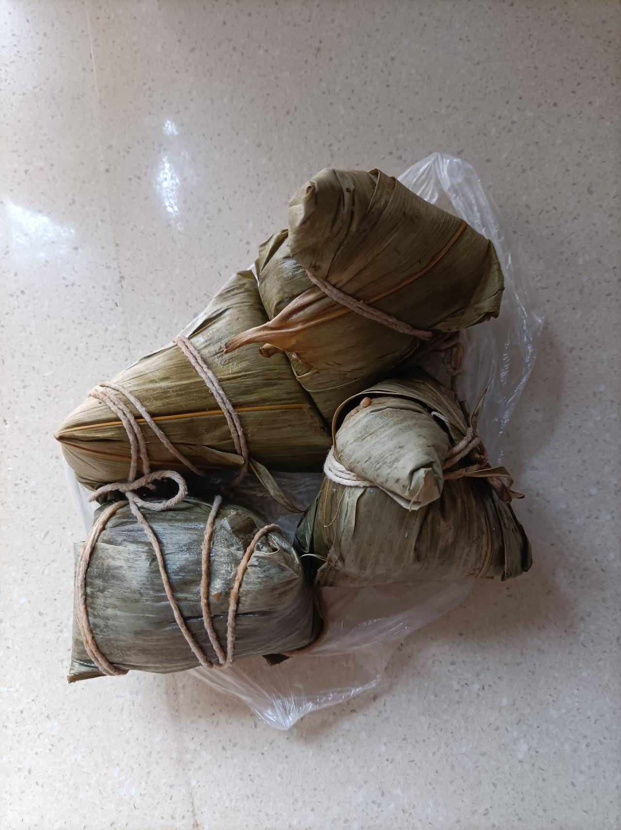 今日份美食打卡分享一下我们俩老的今日早餐，一人二个老家的肉棕子，一杯牛奶！吃得很